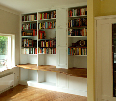 Thumbnail witte ingebouwde boekenkast met werkblad van massief iroko.