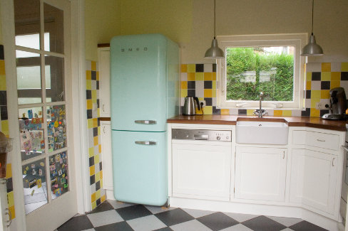 Thumbnail klassieke landelijke keuken met SMEG jaren vijftig koelkast.